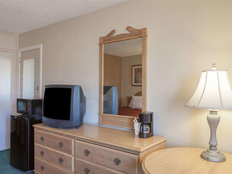 Howard Johnson By Wyndham Bakersfield Esterno foto