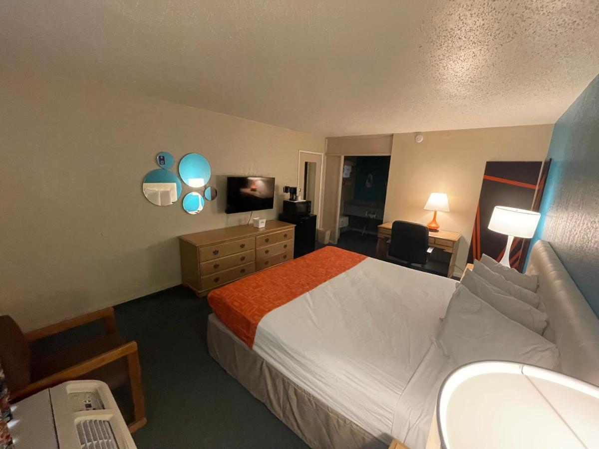 Howard Johnson By Wyndham Bakersfield Esterno foto