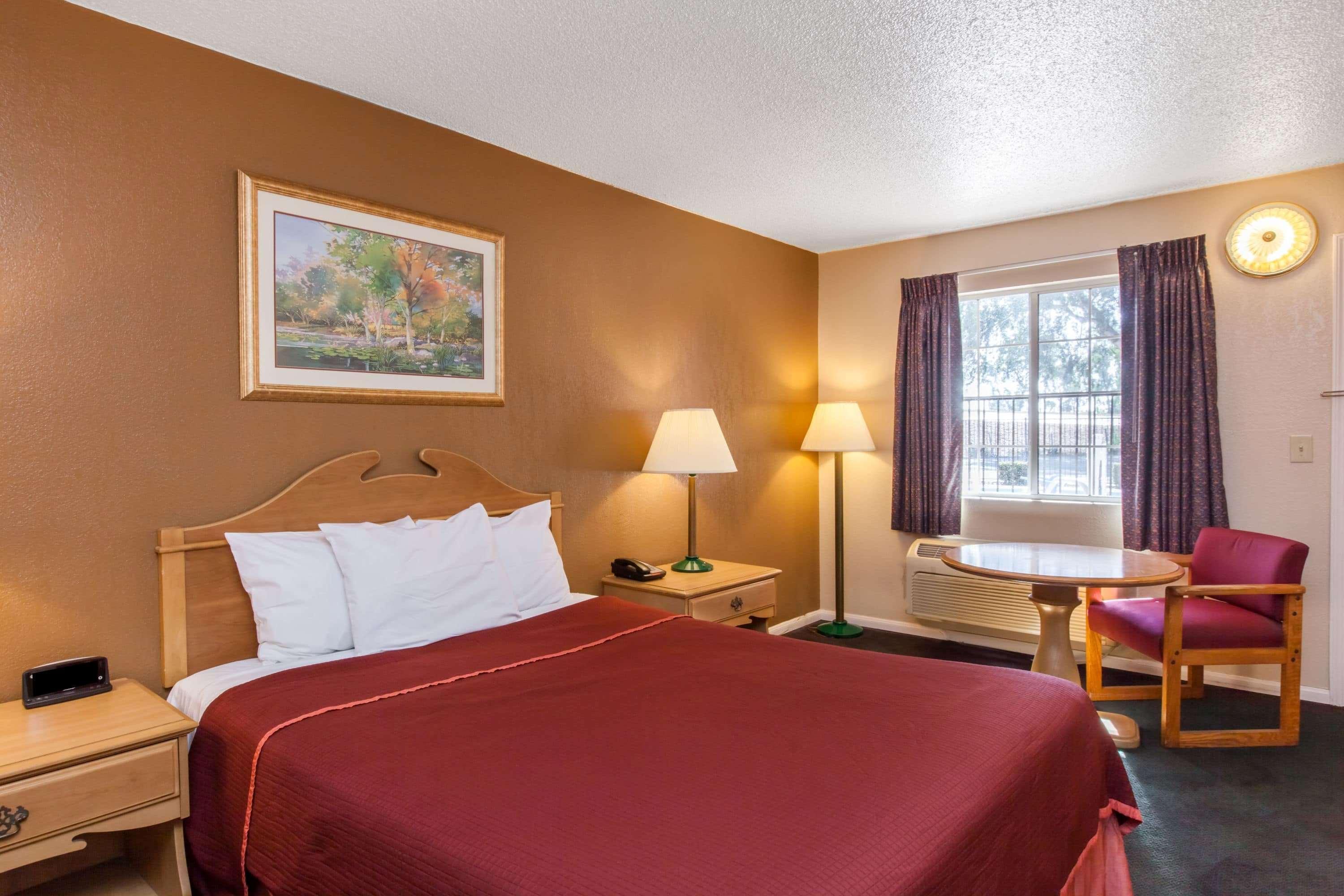 Howard Johnson By Wyndham Bakersfield Esterno foto