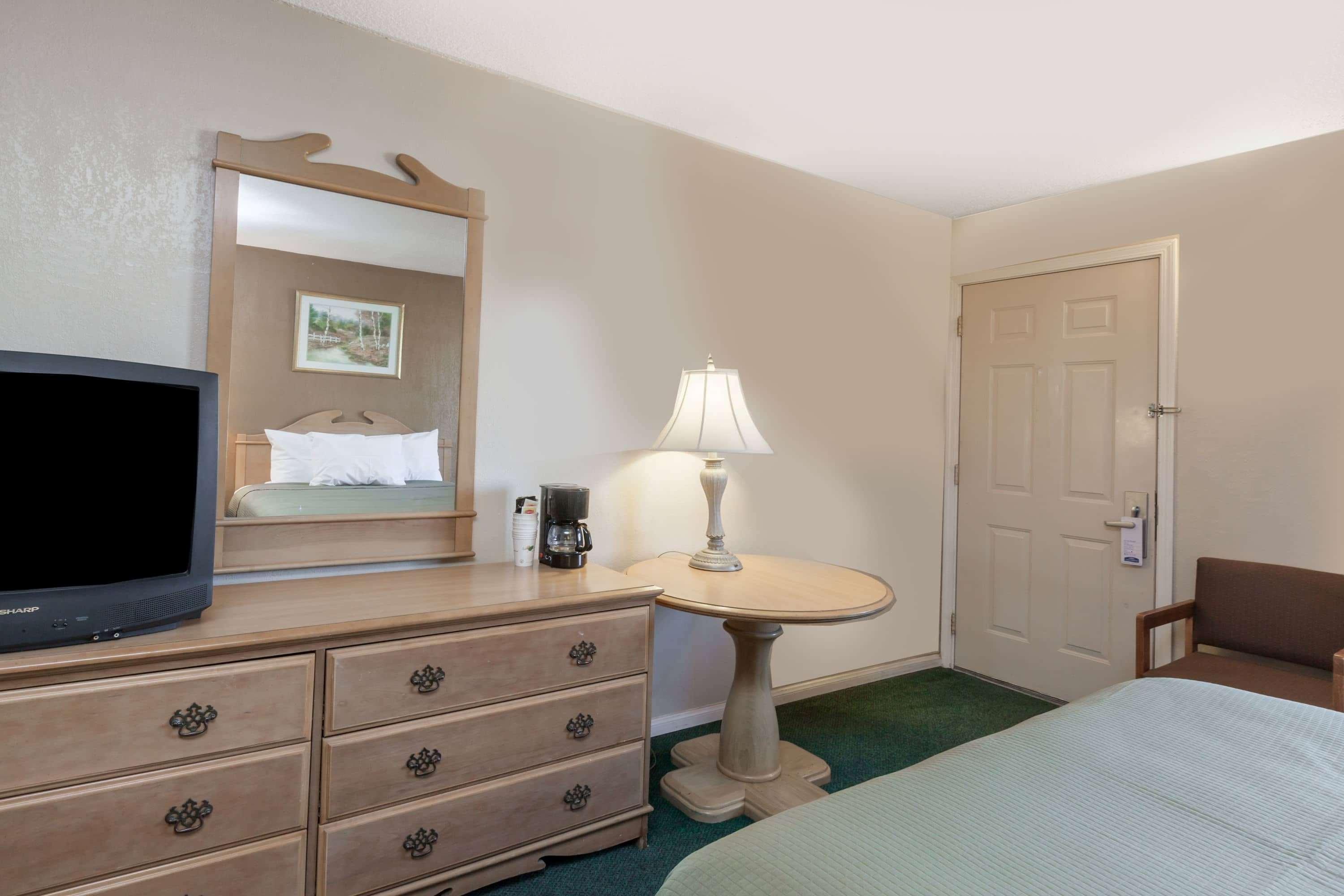 Howard Johnson By Wyndham Bakersfield Esterno foto