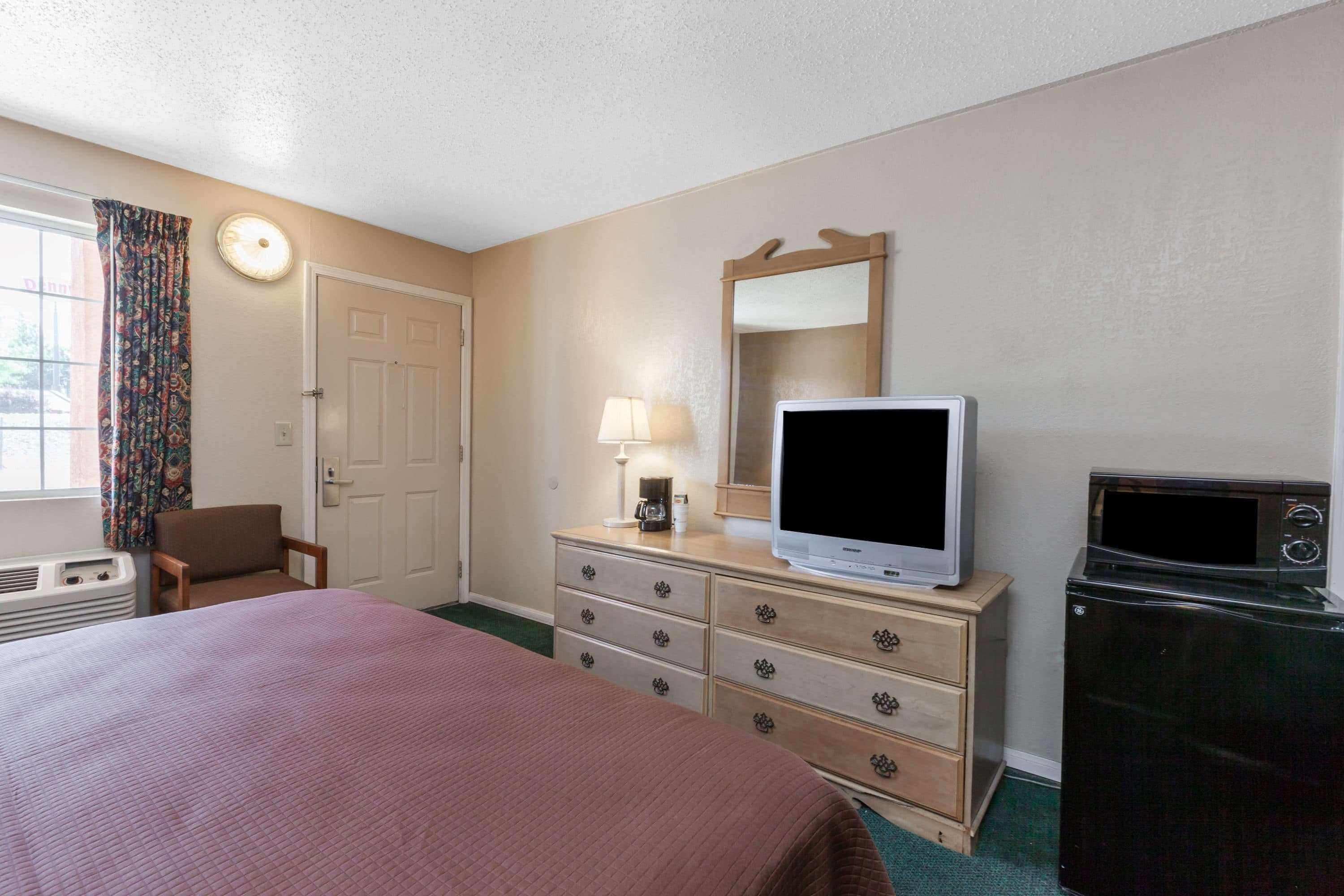 Howard Johnson By Wyndham Bakersfield Esterno foto