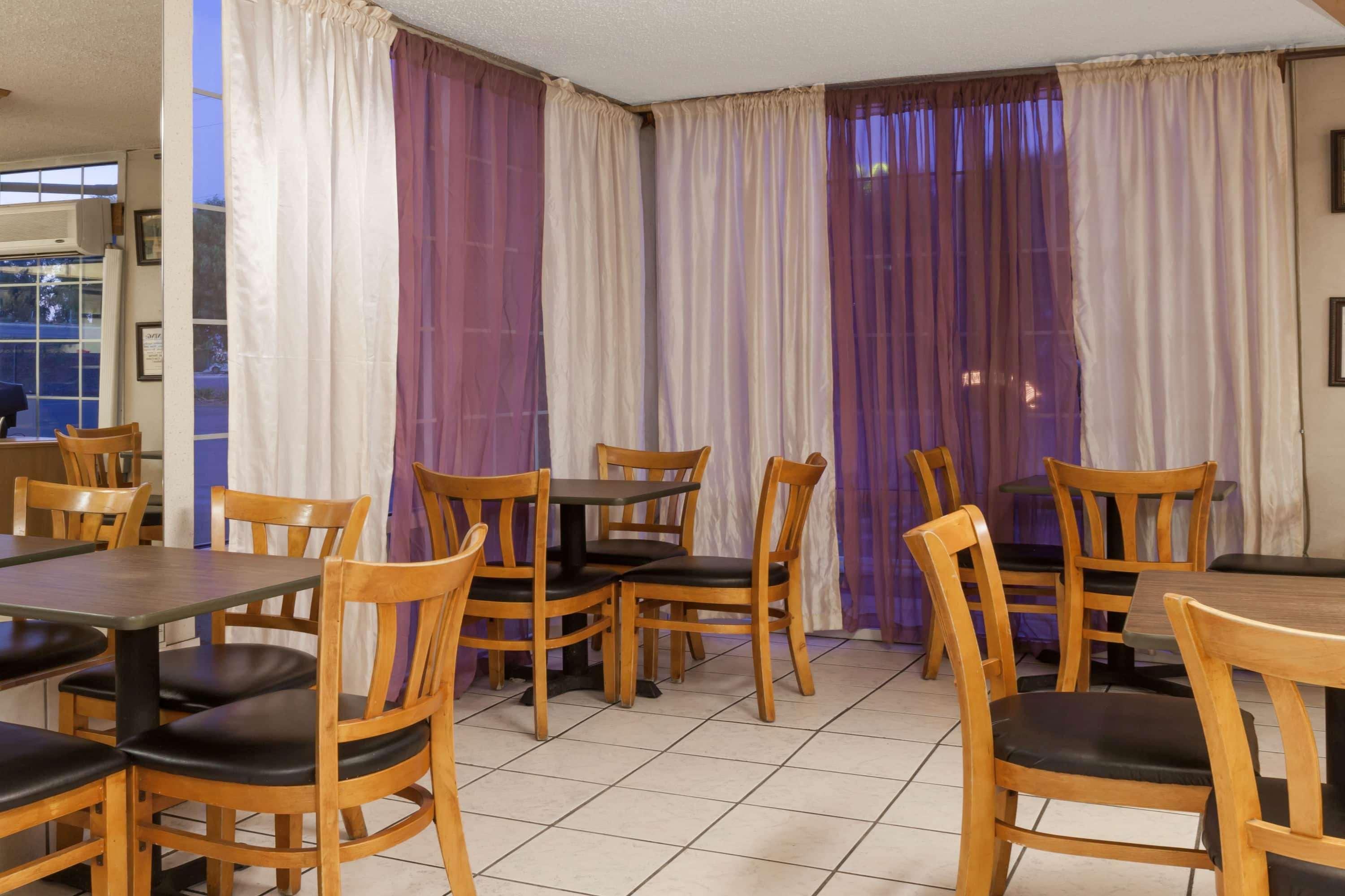 Howard Johnson By Wyndham Bakersfield Esterno foto