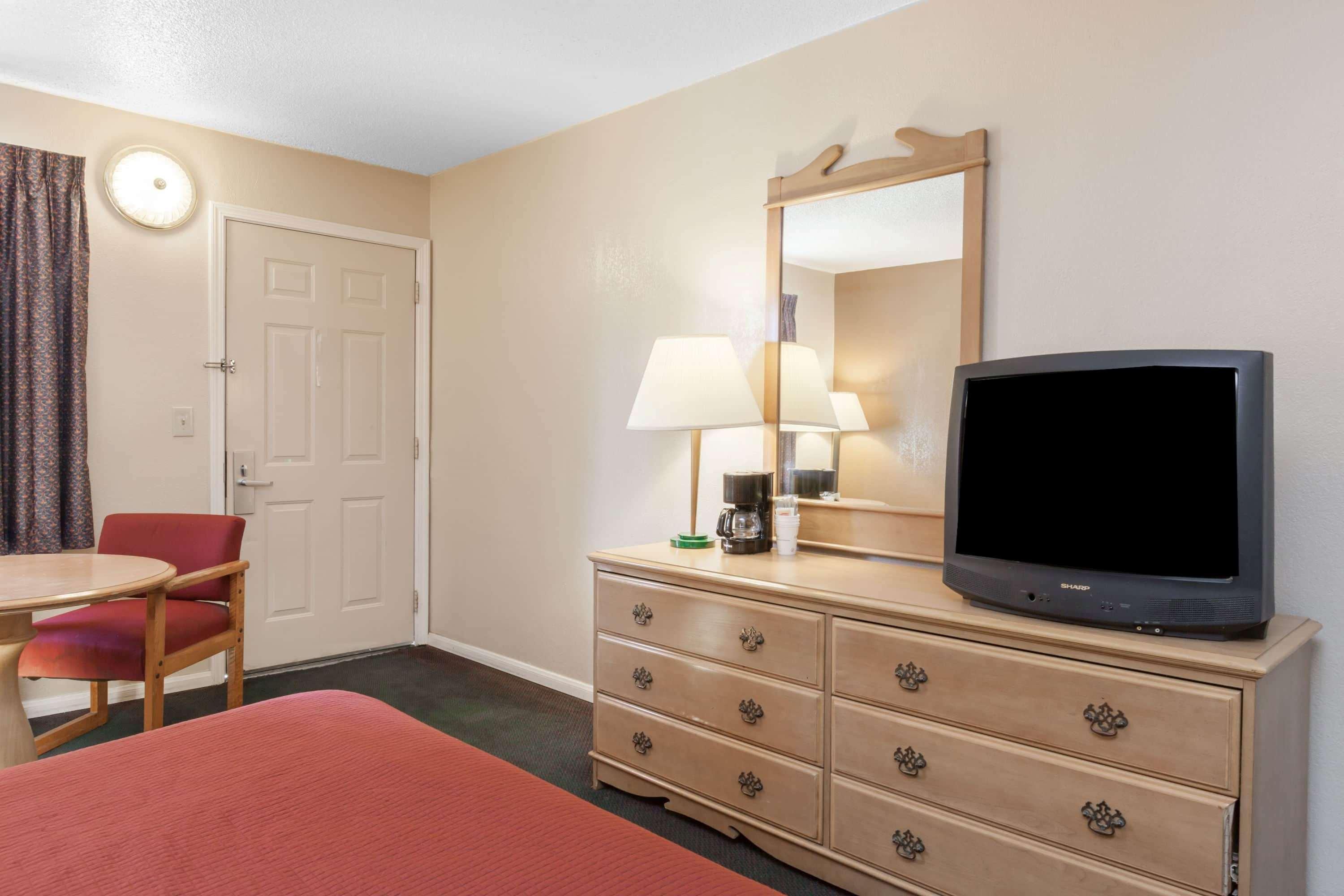 Howard Johnson By Wyndham Bakersfield Esterno foto