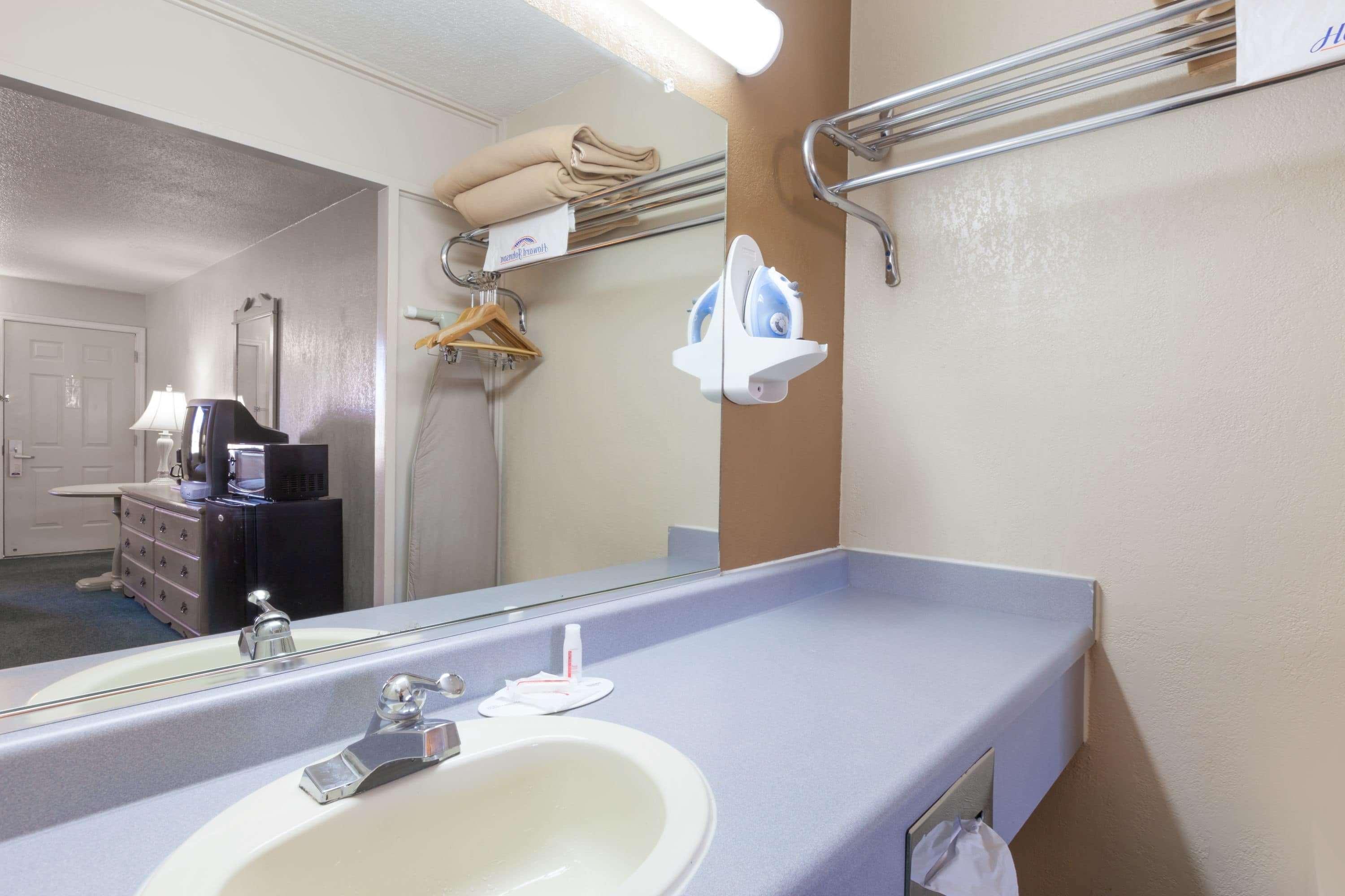 Howard Johnson By Wyndham Bakersfield Esterno foto